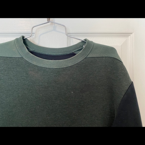 Nike Green Crewneck with Hidden Pockets - Picture 2 of 6